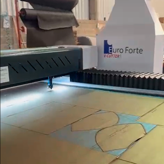 maquina de corte a laser euro forte com projetor e identificação de moldes